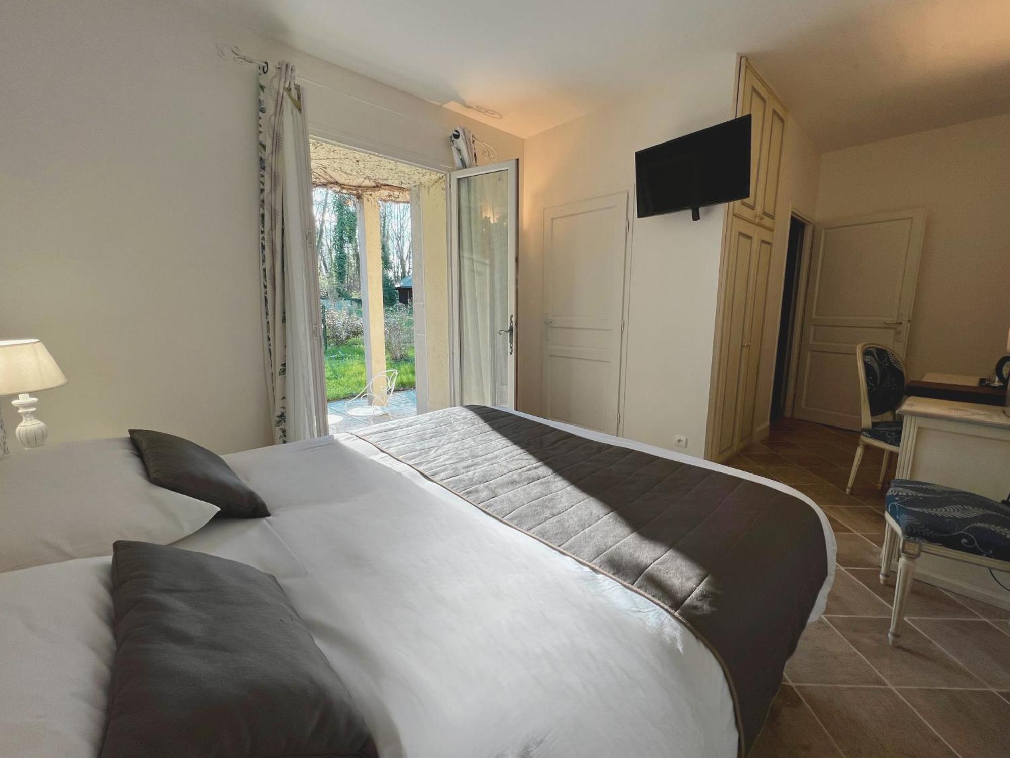 Hotel Chateau De Challanges 4*